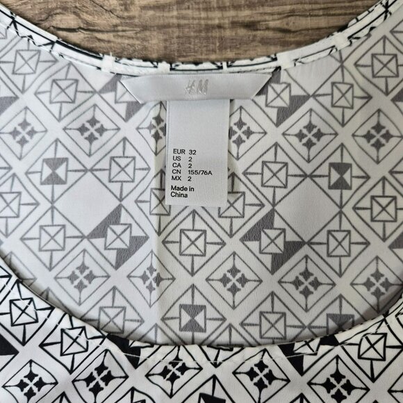 H&M White & Black Geometric Print Sleeveless Tank Top Womens Sz 2 Blouse - Picture 5 of 7